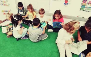 Actividad de lectura en voz alta en una escuela