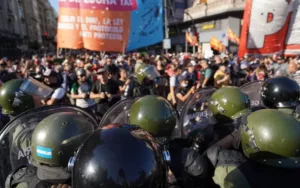 Ley Ómnibus: tensión y disturbios frente al Congreso 