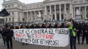 Ley Bases: liberan a dos detenidos por los disturbios en las afueras del Coingreso