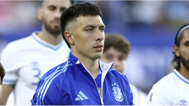 Lisandro Martínez, defensor del Manchester United, sufrió un golpe en el último partido con su equipo y no llega para el jueves. 