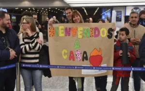 Llegaron al país 54 de los 200 alumnos varados en Israel
