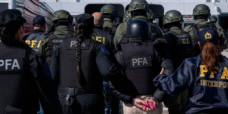 Llegó a Rosario la pareja extraditada tras la boda narco de Ibarlucea.