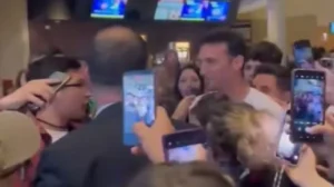 Furor por la aparición de Lionel Scaloni en un shopping.