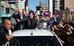 Lomas de Zamora: atacaron con piedras la caravana de Javier y Karina Milei
