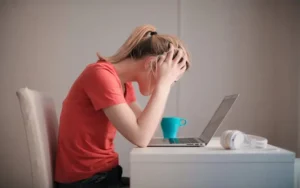 Los 7 trabajos con mayores niveles de infelicidad, según Harvard