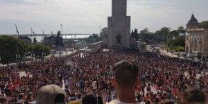 Estudiantes celebraron en el Monumento
