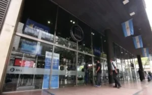 Los bancos no atenderán al público este miércoles