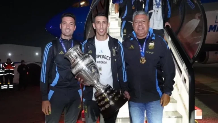 Los bicampeones de América fueron recibidos por los hinchas