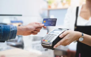 Los comercios están obligados a tener posnet para abonar con tarjetas