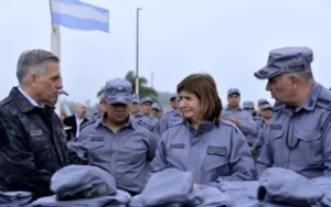 Los nuevos uniformes del Servicio Penitenciario fueron fabricados por los presos