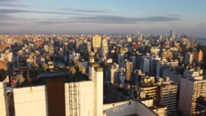 Vista de edificios en Rosario, donde crecen las denuncias por ruidos molestos