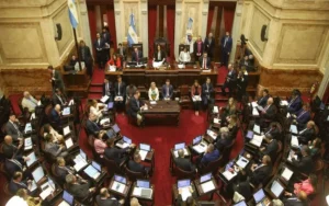Los senadores pasarán a cobrar 9 millones de pesos desde mayo