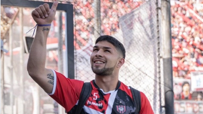 Se trata de Luciano Perdomo, de 27 años, quien además es el capitán del equipo. Chocó contra un camión cuando se dirigía al entrenamiento.