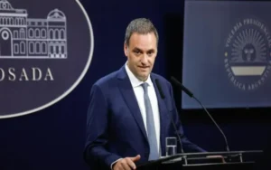 Manuel Adorni fue ascendido a secretario de Estado