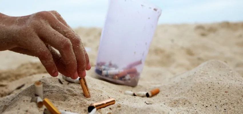 Mar del Plata multará a quienes fumen y tiren colillas en la playa.