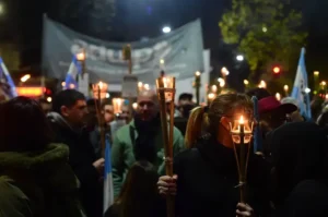 Marcha de antorchas en defensa de la educación pública y la UNR