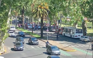 Marchas y movilizaciones complican el tránsito en diversas zonas de Rosario.