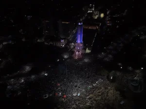 Multitud de hinchas festejando en el Monumento a la Bandera