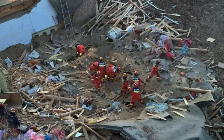 Más de cien muertos en China tras un fuerte terremoto