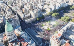 Masiva marcha universitaria en Congreso y Plaza de Mayo 