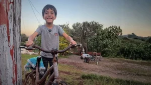 Mateo niño misionero que le regalaron la bici