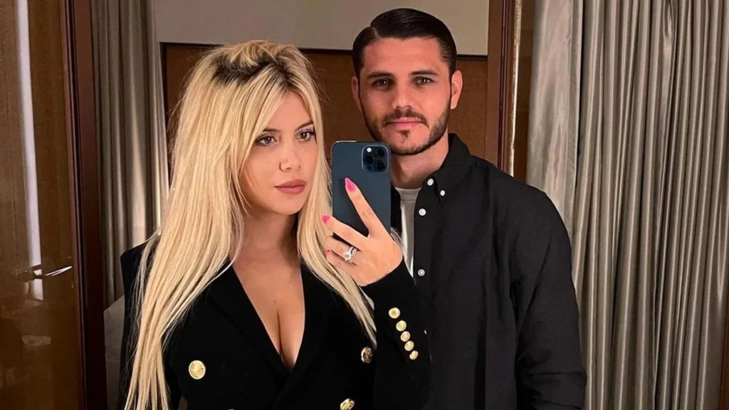 El futbolista del Galatasaray publicó fotos con su esposa en las redes sociales para demostrar su fuerte apoyo en esta situación.