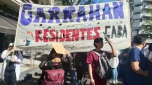 Médicos del Garrahan realizan un paro para reclamar mejoras salariales