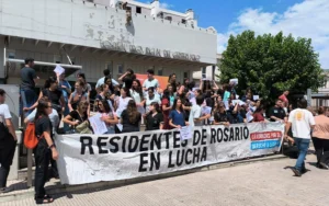 Médicos residentes denuncian que Nación les debe sus salarios.