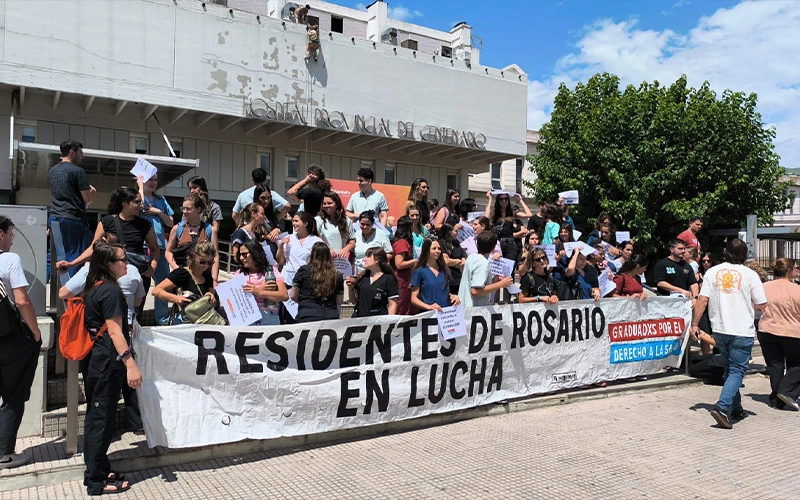 Médicos residentes denuncian que Nación les debe sus salarios.