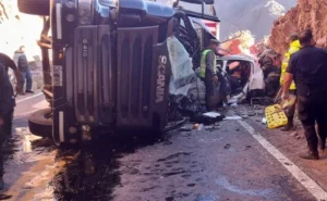 camión volcó sobre un auto
