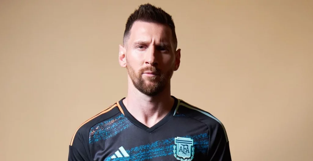 A una semana del comienzo del mundial que se disputará en Australia y Nueva Zelanda, Lionel Messi posó con la camiseta alternativa del equipo nacional con un diseño exclusivo.