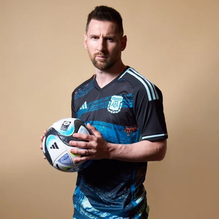 Messi apoyó a la selección argentina de fútbol femenino A una semana del comienzo del mundial que se disputará en Australia y Nueva Zelanda, el astro rosarino posó con la camiseta alternativa del equipo nacional con un diseño exclusivo.