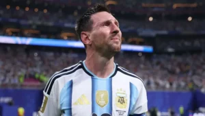 Lionel Messi saluda al público antes de viajar a Rosario