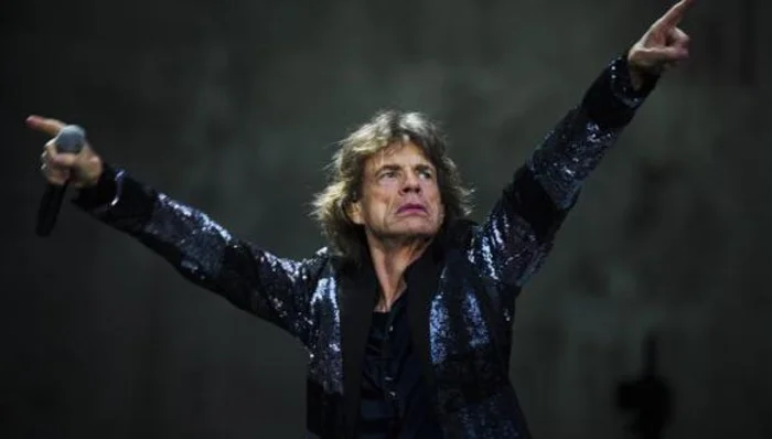 El legendario líder y cantante de The Rolling Stones llegó a las ocho décadas y continúa sorprendiendo a todos con su especial estilo arriba y debajo del escenario.