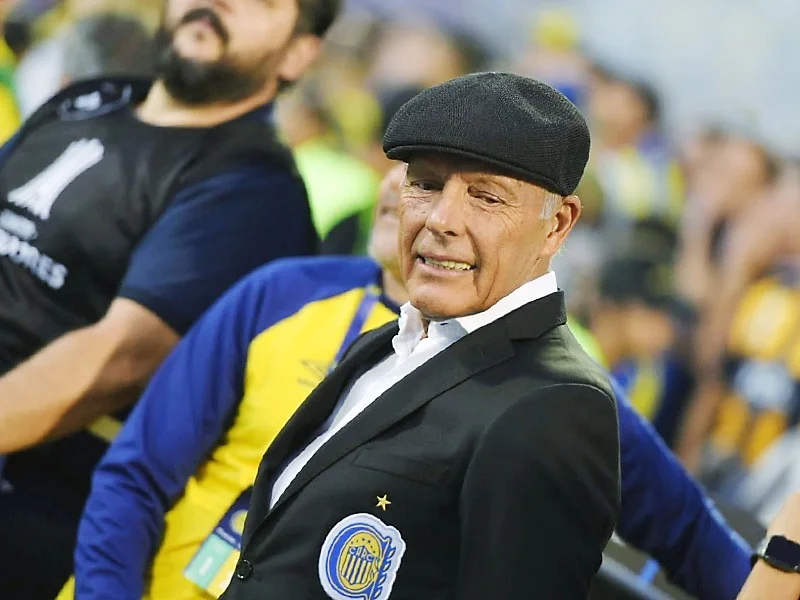 El entrenador de Rosario Central recibirá su homenaje en el Concejo Municipal en una ceremonia que aún no tiene fecha. 