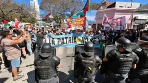 disturbios en la visita de milei a santa fe