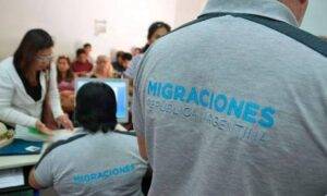 Milei habilitó la expulsión de extranjeros que agravien al país