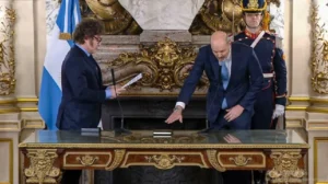 El presidente le tomó juramento a Federico Sturzenegger.