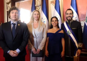 El presidente Milei en la asunción de Bukele.
