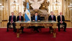 Milei prohibió la emisión monetaria y sancionar presupuestos con déficit fiscal.