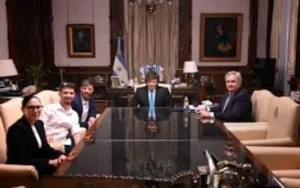 Milei recibió en Casa Rosada a dos argentinos que estuvieron secuestrados por Hamas