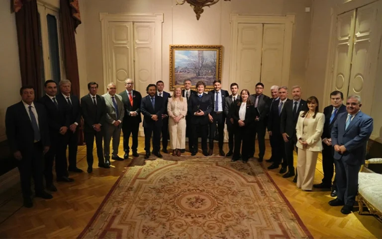 Milei refuerza la reforma laboral tras diálogo con gobernadores.