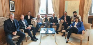 Javier Milei junto a su Gabinete en una reunión política