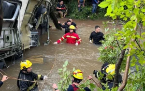 Misiones: un micro cayó a un arroyo tras un choque y dejó 9 muertos.