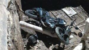 Una moto cayó en un poso de Aguas Santafesinas