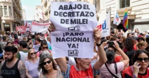 Marchan en Rosario en contra de la Ley Bases
