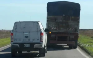 Muchos la ignoran, pero esta seña que realizan los camioneros puede salvar vidas