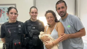 dio a luz en la vía pública