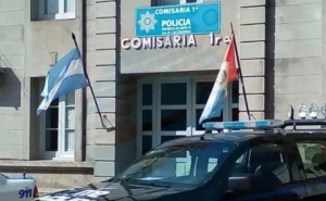 Mujer policía sancionada en Esperanza por tener sexo con un detenido.