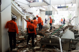 Daños tras múltiples terremotos en Indonesia y España